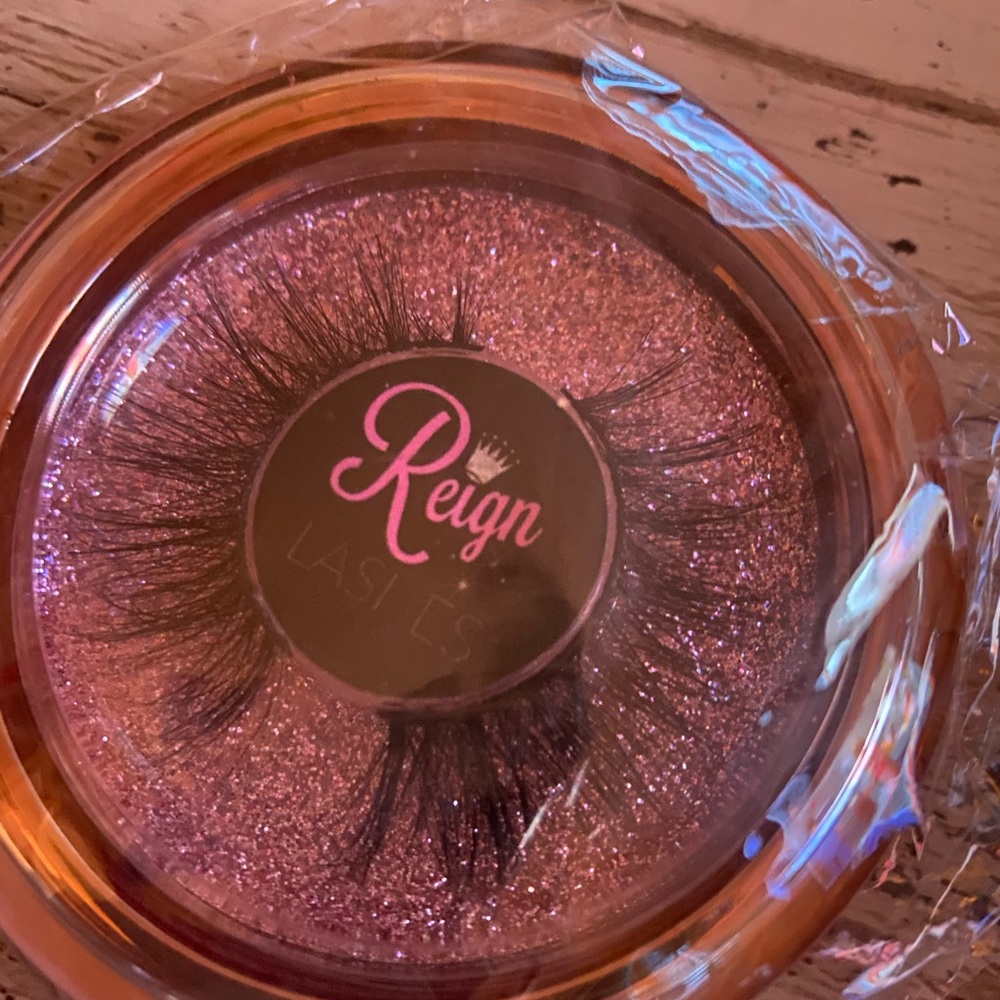 Reign Lashes “Mariel” 🌷 Never Opened!!
